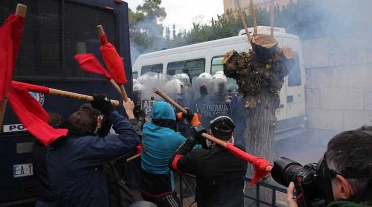 Επεισόδια και χημικά στην πορεία των εκπαιδευτικών – Διαδηλωτές όρμησαν στα ΜΑΤ